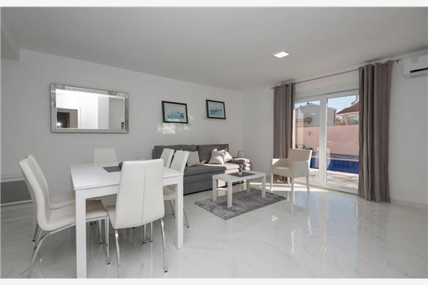 Hiša K1, na 10 osebe