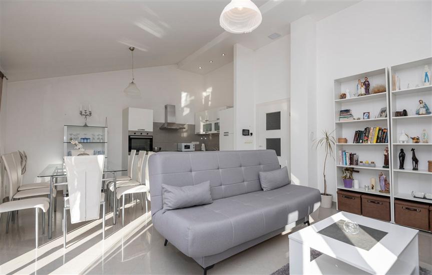 Hiša K1, na 10 osebe