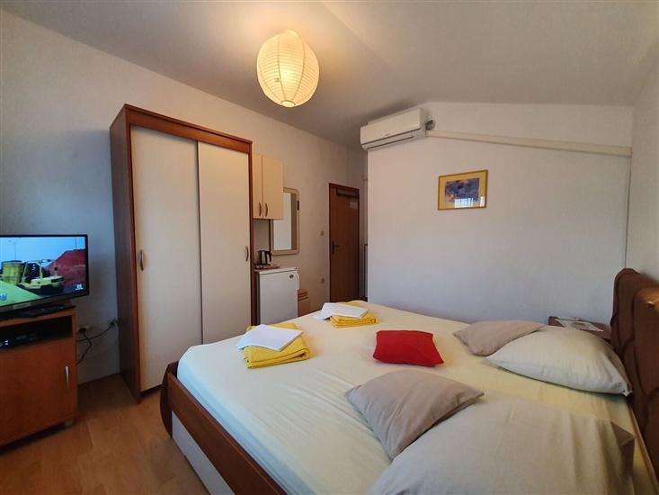 Room S1, for 2 persons