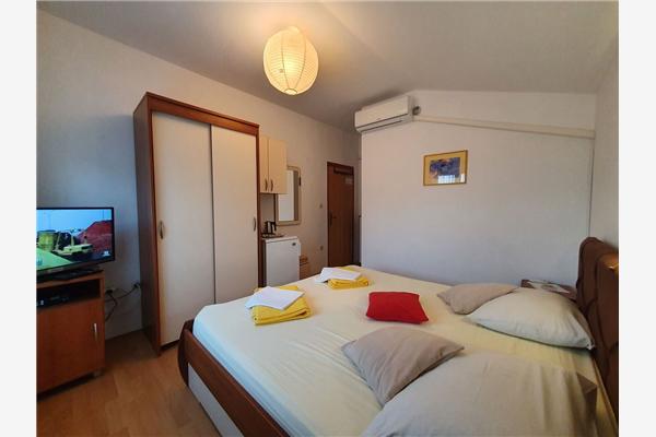 Room S1, for 2 persons