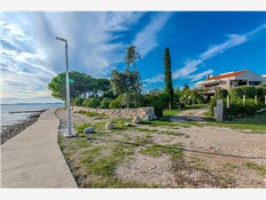 Apartments Kurta Privlaka (Zadar), Size 64.00 m2, Airline distance to the sea 20 m, Airline distance to town centre 900 m