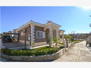 House VesnaD Seget Vranjica, Size 73.00 m2, Airline distance to the sea 25 m