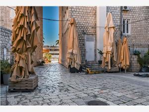 Room Biljana Trogir, Stone house, Size 30.00 m2, Airline distance to town centre 200 m