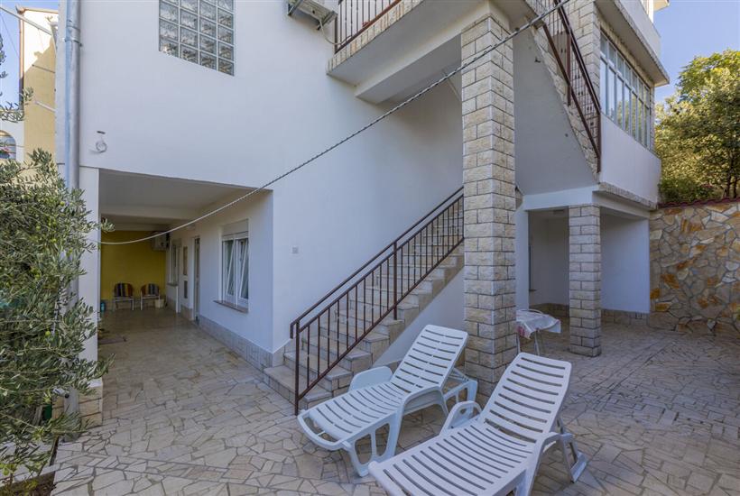 Apartments and Rooms Dotli