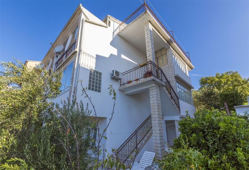 Apartments and Rooms Dotli