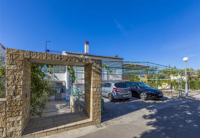 Apartments and Rooms Dotli