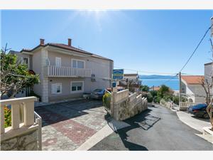 Apartments Urlicic Omis, Size 50.00 m2, Airline distance to the sea 90 m