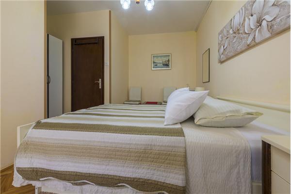 Room S1, for 2 persons