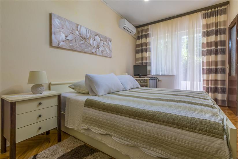 Room S1, for 2 persons