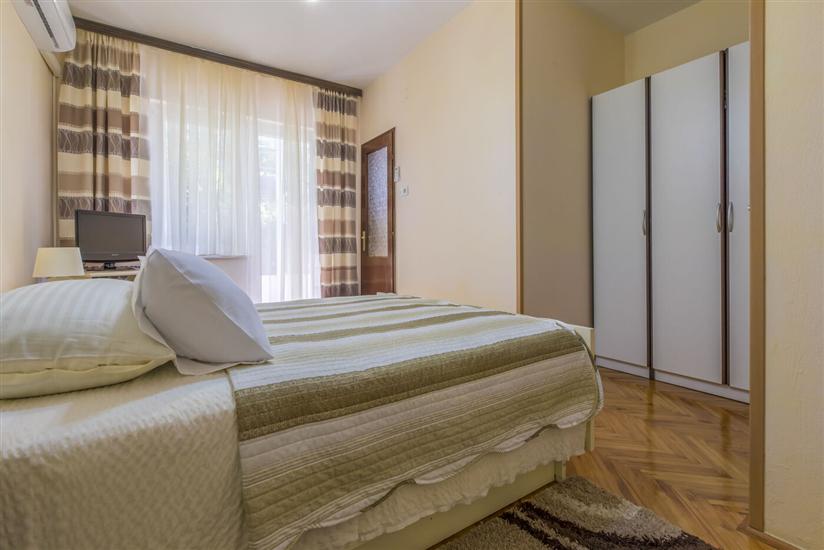 Room S1, for 2 persons