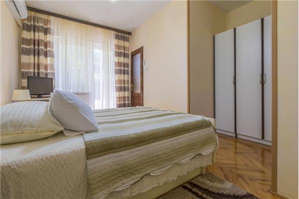 Room S1, for 2 persons