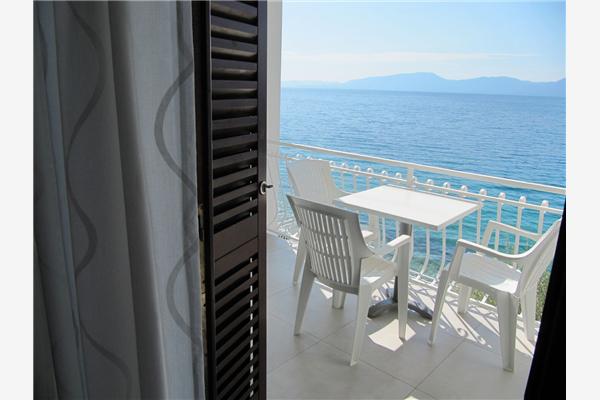 Room S3, for 3 persons