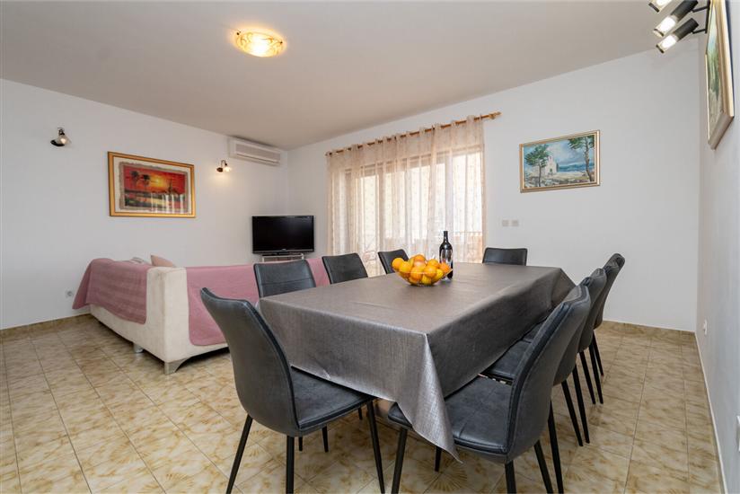 Apartment A2, for 8 persons