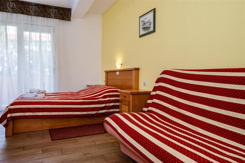 Room S1, for 3 persons