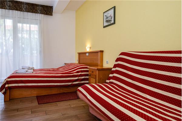 Room S1, for 3 persons