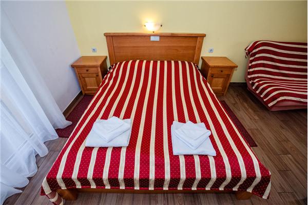 Room S1, for 3 persons