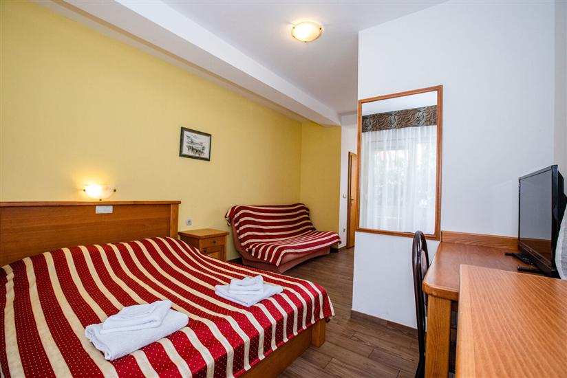 Room S1, for 3 persons