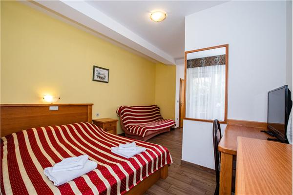 Room S1, for 3 persons