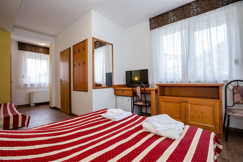 Room S1, for 3 persons