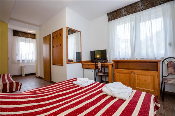 Room S1, for 3 persons