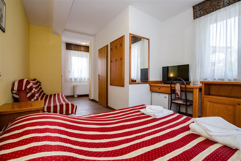 Room S1, for 3 persons