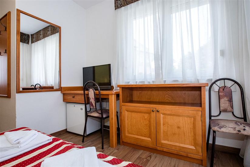 Room S1, for 3 persons