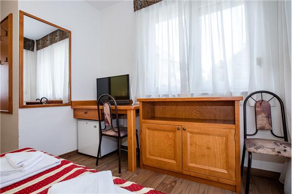 Room S1, for 3 persons