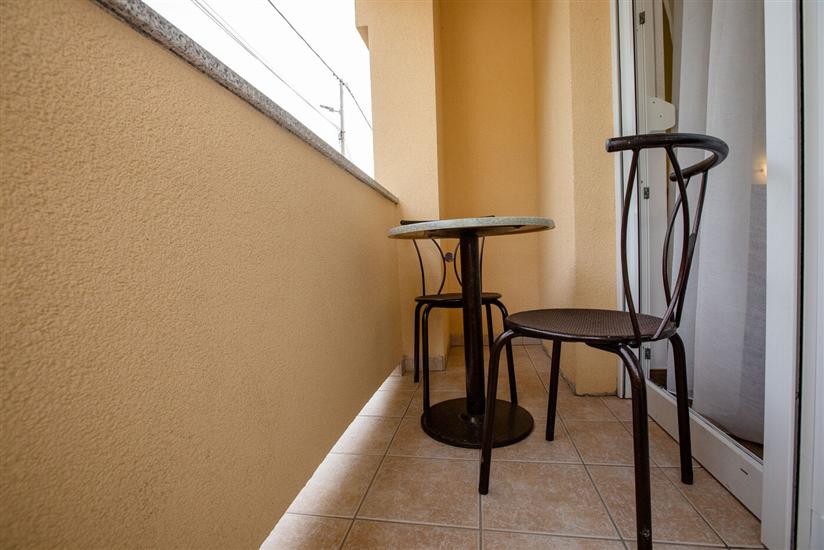 Room S1, for 3 persons