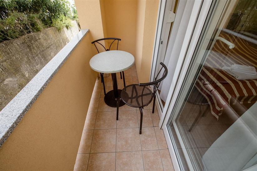 Room S1, for 3 persons