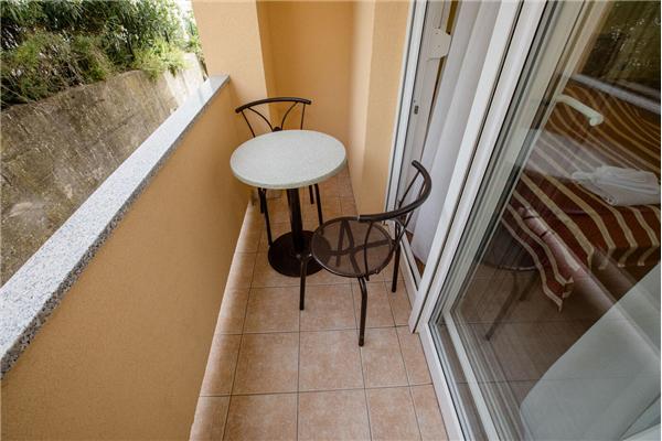 Room S1, for 3 persons