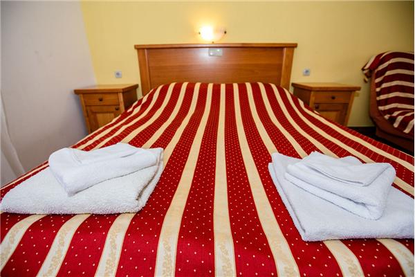 Room S1, for 3 persons