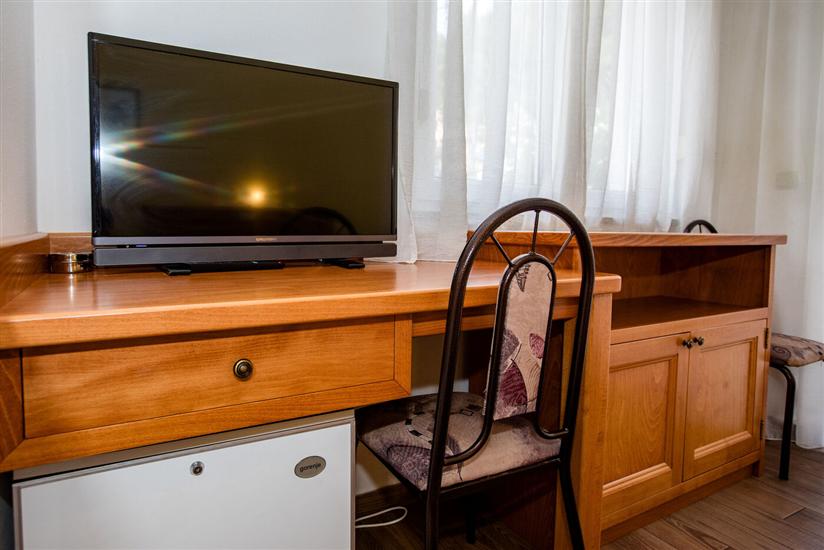 Room S1, for 3 persons