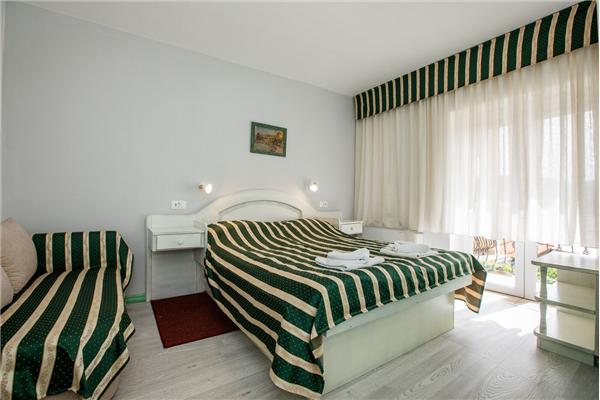 Room S2, for 3 persons