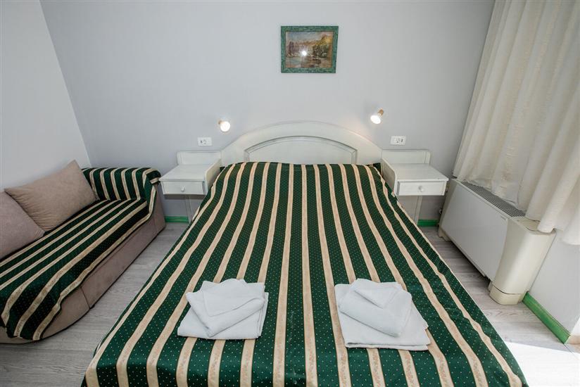 Room S2, for 3 persons