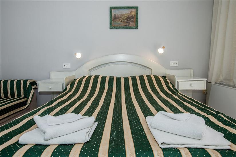 Room S2, for 3 persons