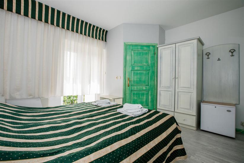 Room S2, for 3 persons