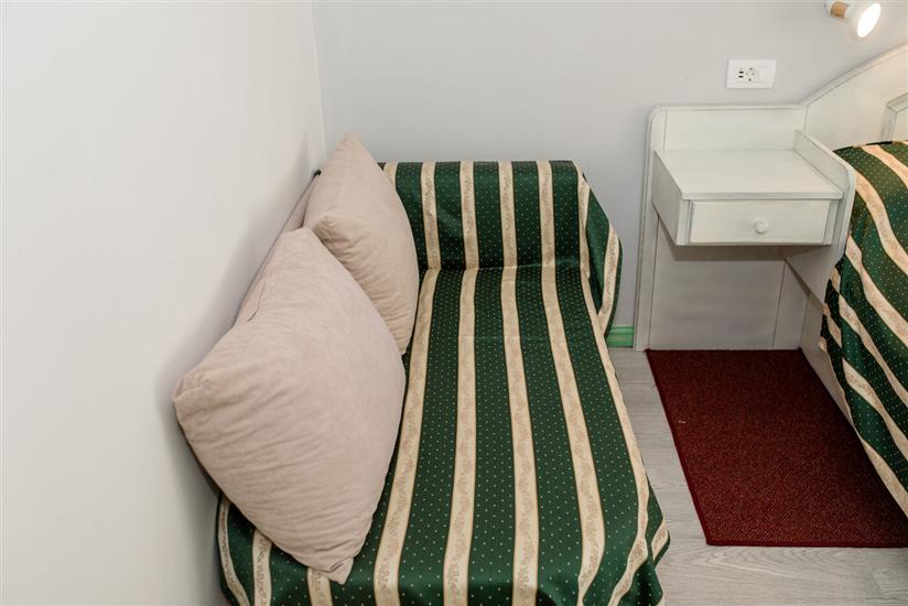 Room S2, for 3 persons