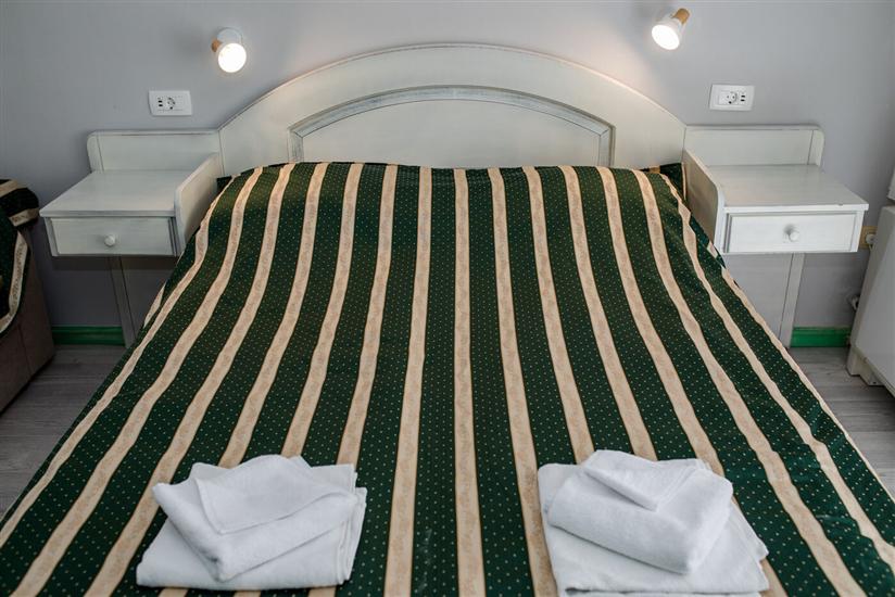 Room S2, for 3 persons