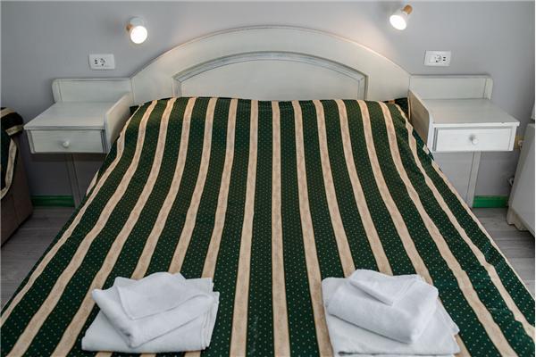 Room S2, for 3 persons