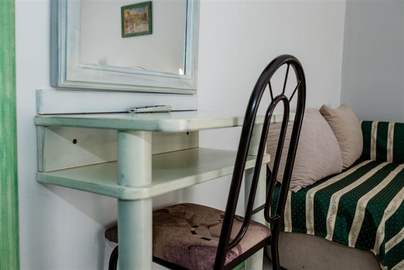 Room S2, for 3 persons