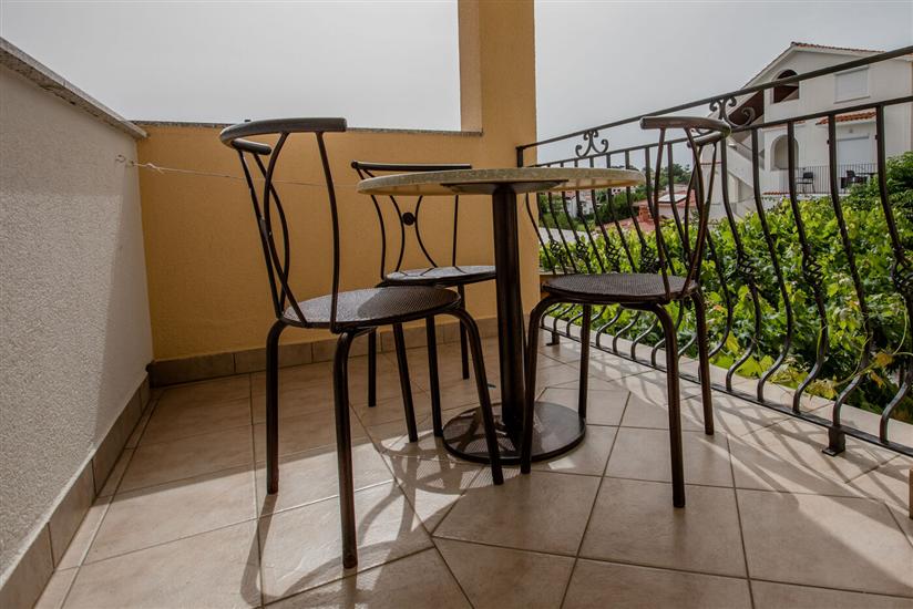 Room S2, for 3 persons