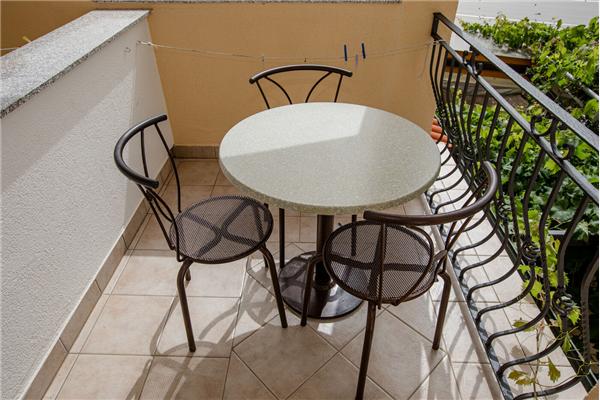 Room S2, for 3 persons