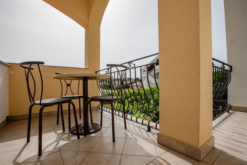 Room S2, for 3 persons