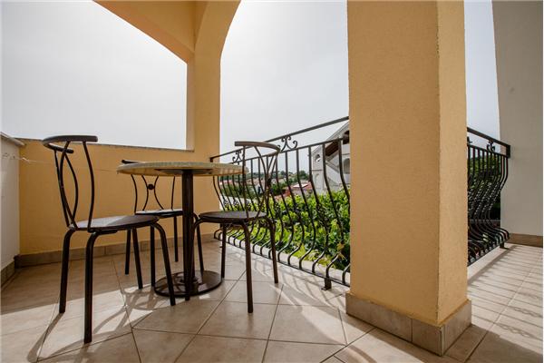 Room S2, for 3 persons