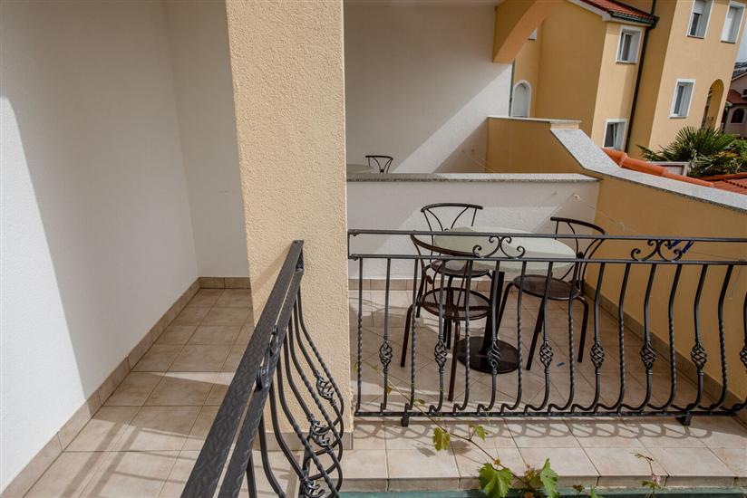 Room S2, for 3 persons