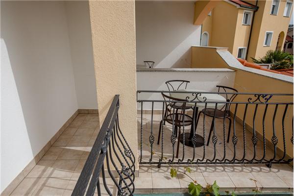 Room S2, for 3 persons