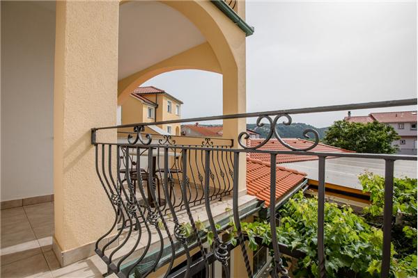 Room S2, for 3 persons