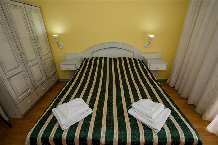 Room S3, for 3 persons