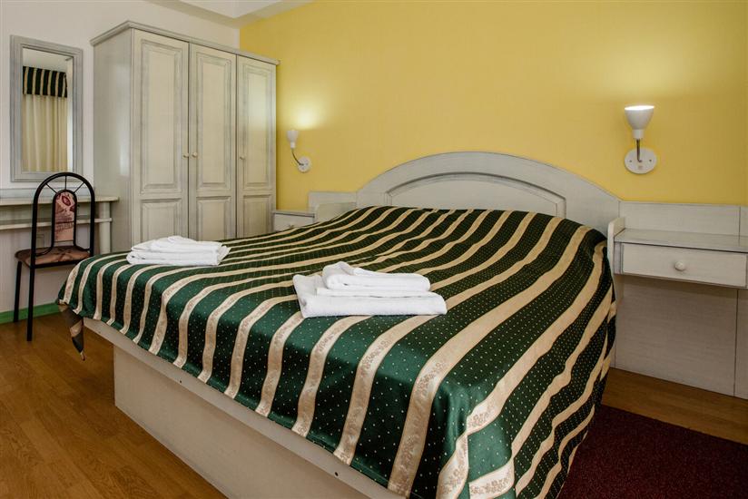 Room S3, for 3 persons