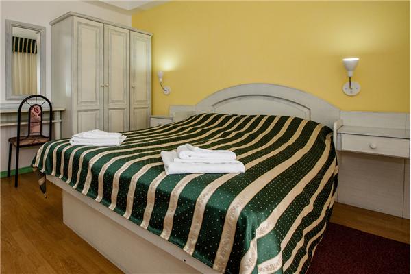 Room S3, for 3 persons